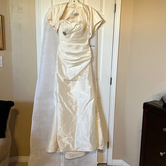 Silk Ivory Wedding Dress and accessories - Picture 1 of 16